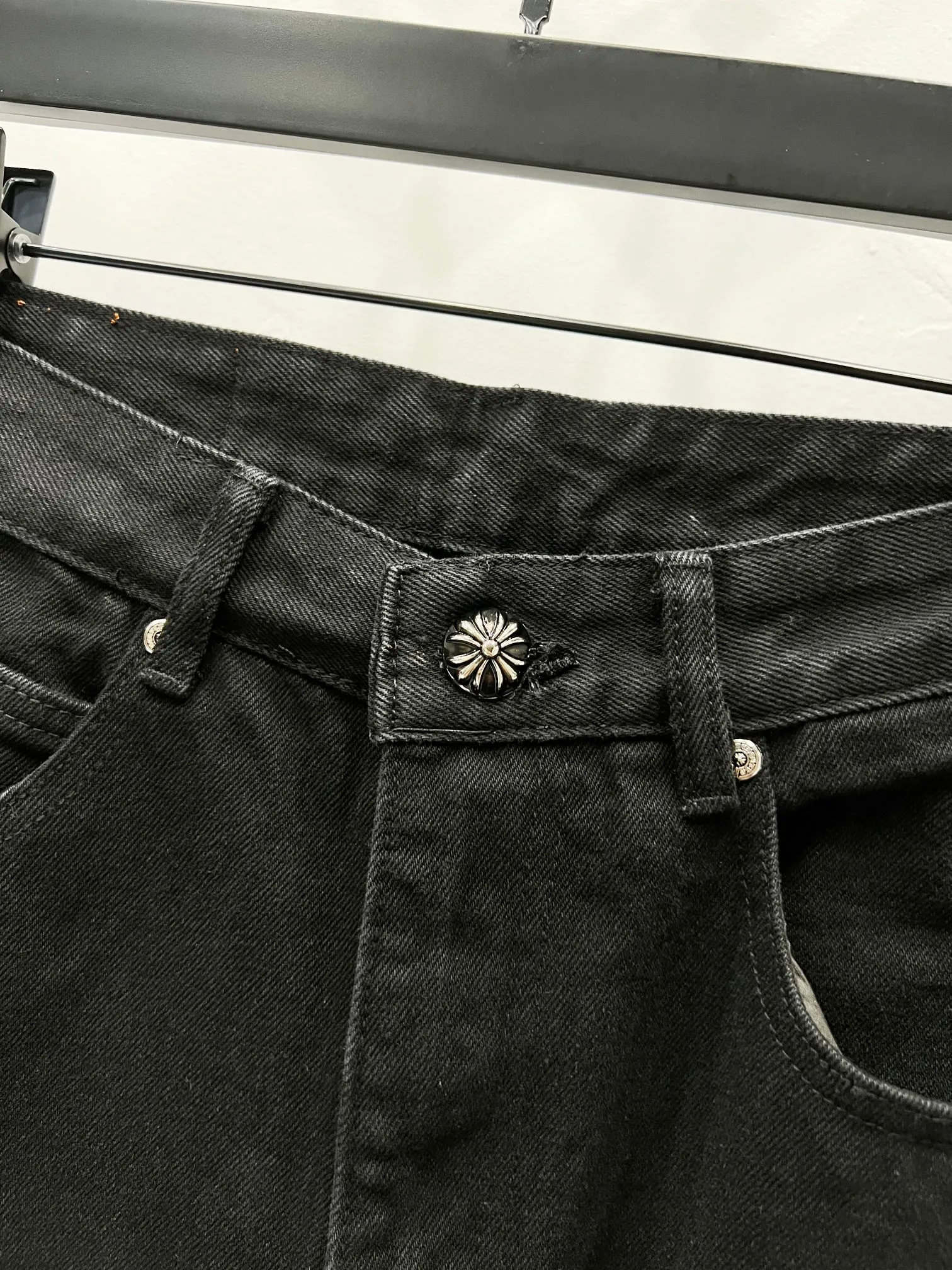 P260 Style number: (K640) Style number: (K550) Chrome Hearts & Chrome Hearts CH city limited series Sanskrit cross patch patchwork leather jeans need to be washed and then disassembled and hand-stitched with sheepskin cross skin and then spliced ​​together to complete the process. The whole process is too complicated to explain. The texture can be seen in the hand, and it looks good. The styles with different washed textures are very friendly to people with thin legs and thick legs. The straight version is very flattering to the leg shape. The moderate length is timeless and can be matched easily and casually. It is the basic styling foundation for various styles and is a must-have in the wardrobe! The fabric is stiff but also makes the upper body soft without losing texture. The washing process is even more perfect. It is a must-have item for everyone! ! ! Washed wheat, hang tag, pants label, three labels are complete, the upper body effect is particularly stiff and stylish, super stylish, same style for men and women - Color: orange and orange Size: 28 30 32 34